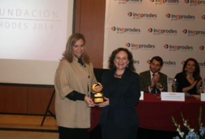 Ms. Carmen Verde, Editor in chief of the journal receives the Award